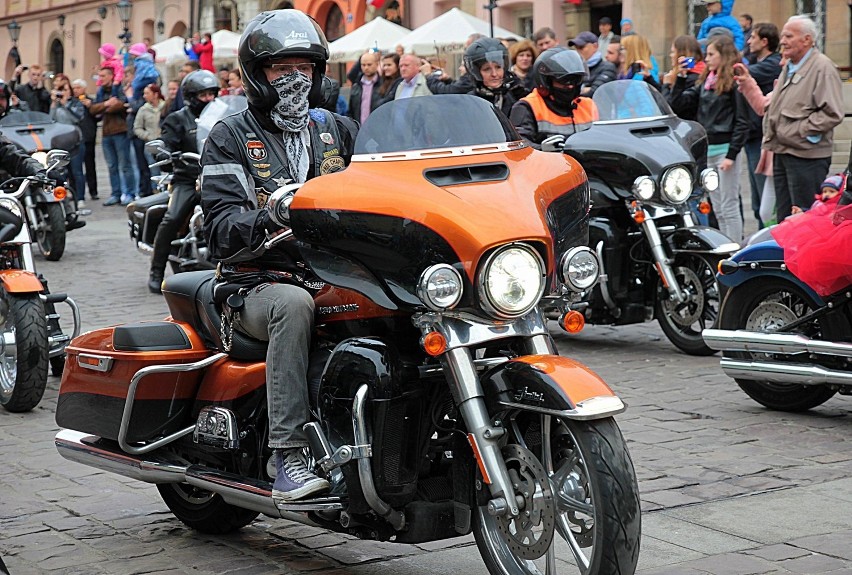 Kraków. Parada motocykli Harley-Davidson na Małym Rynku [ZDJĘCIA]