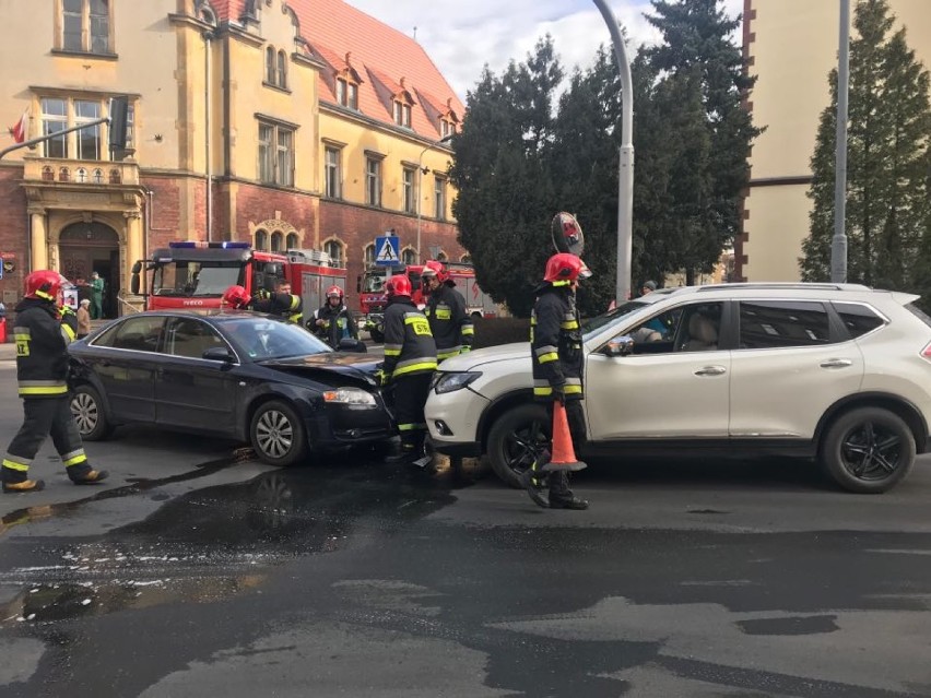 Oleśnica: Kolizja dwóch samochodów na skrzyżowaniu (ZDJĘCIA) 