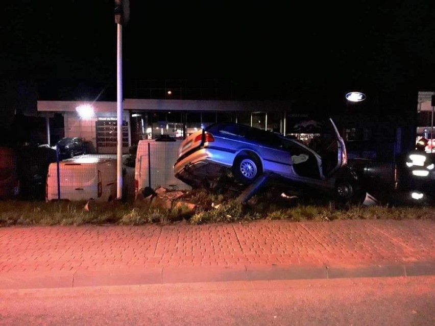 Wypadek na ul. Węgierskiej. Kierowca BMW uderzył w latarnie i uciekł?