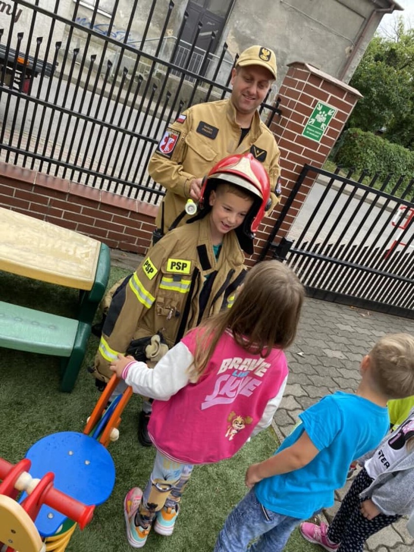 Dzieci mogły przymierzyć hełm i strój strażaka.