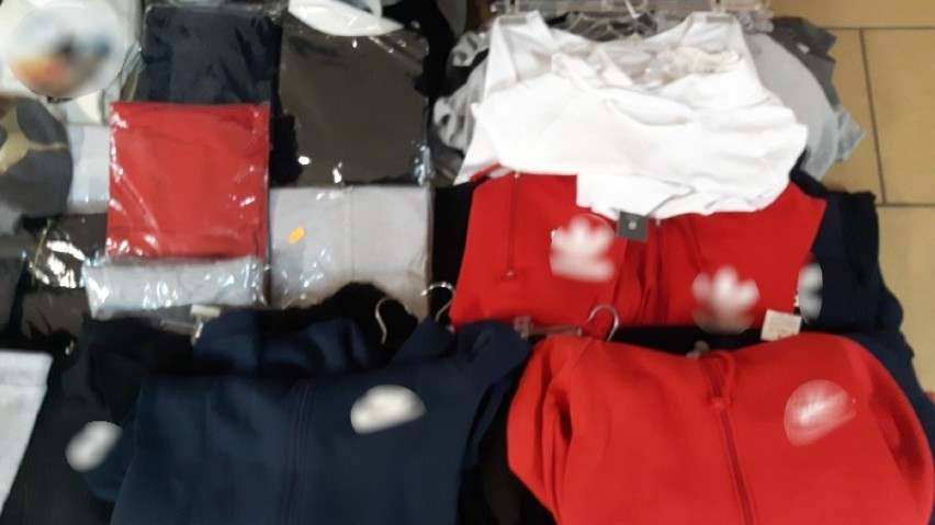 Policja w Kaliszu zabezpieczyła podrabiane ubrania
