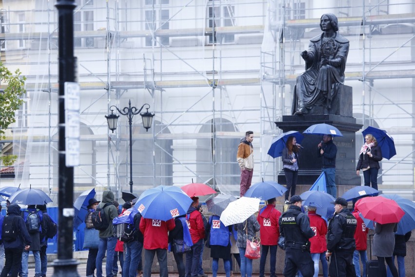 Dzień godnej pracy w Warszawie. Manifestacja na Krakowskim...