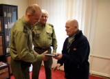 Henryk Gawlas podziękował za ratunek strażnikowi Przemysławowi Domżalskiemu | ZDJĘCIA