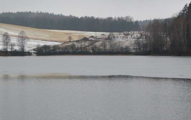 Po drugiej stronie Jeziora Wiejskiego w Rekowie powstaje osiedle domków. Nie wszyscy są zadowoleni