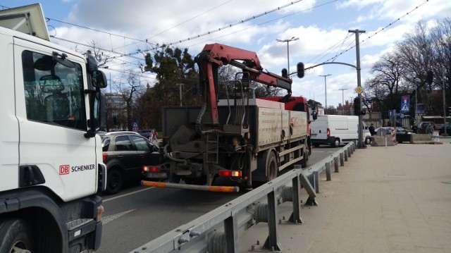 Korki przy budowie Forum Gdańsk - pojazdy z budowy parkują na Hucisku