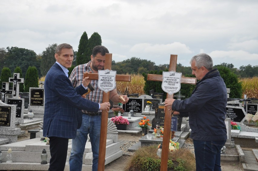 Krzyże ku pamięci bohaterów stanęły na cmentarzu w Broniszewicach [ZDJĘCIA]