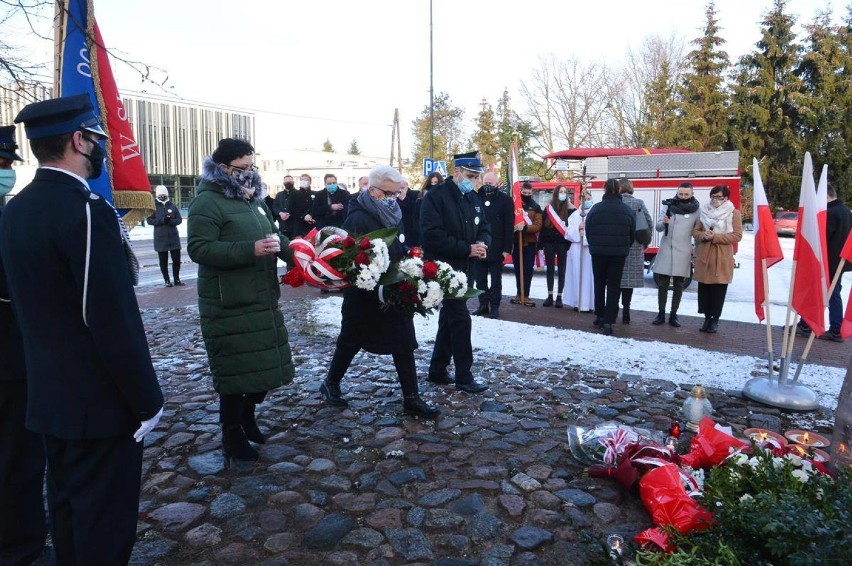 W Cedrach Wielkich upamiętnili ofiary Marszu Śmierci. Była msza i wieńce pod obeliskiem |ZDJĘCIA