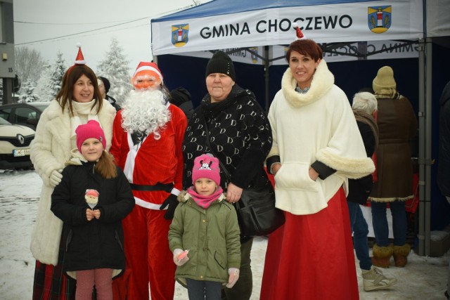 Jarmark Bożonarodzeniowy w Choczewie odbył się przed budynkiem Urzędu Gminy Choczewo, 10.12.2022 r.