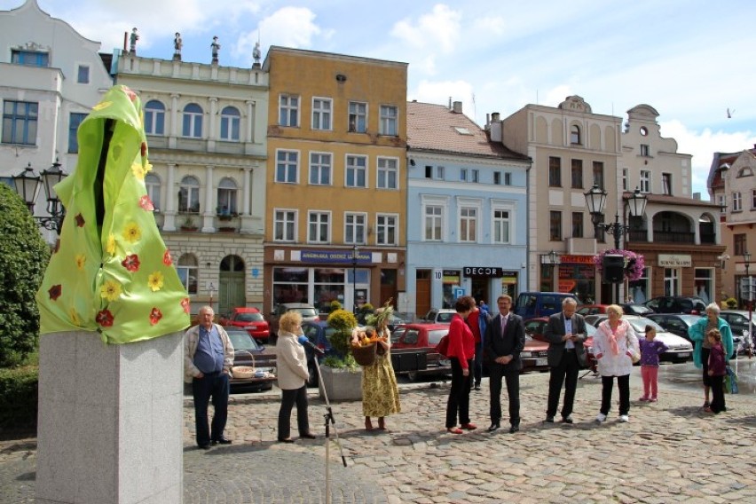 Przywitano lato w Tczewie - odsłonięto jego figurkę na pl. Hallera