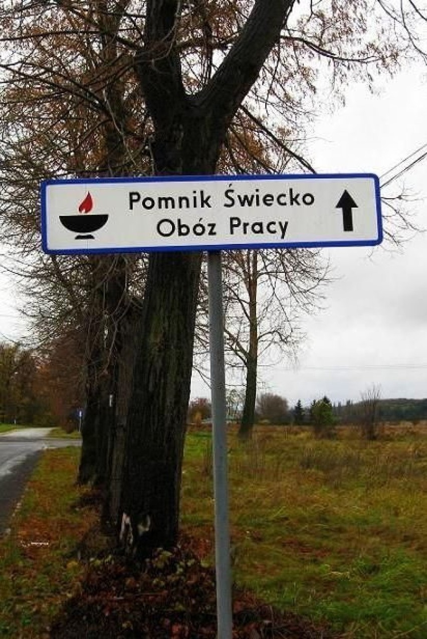 Drogowskaz prowadzący na teren dawnego obozu pracy...