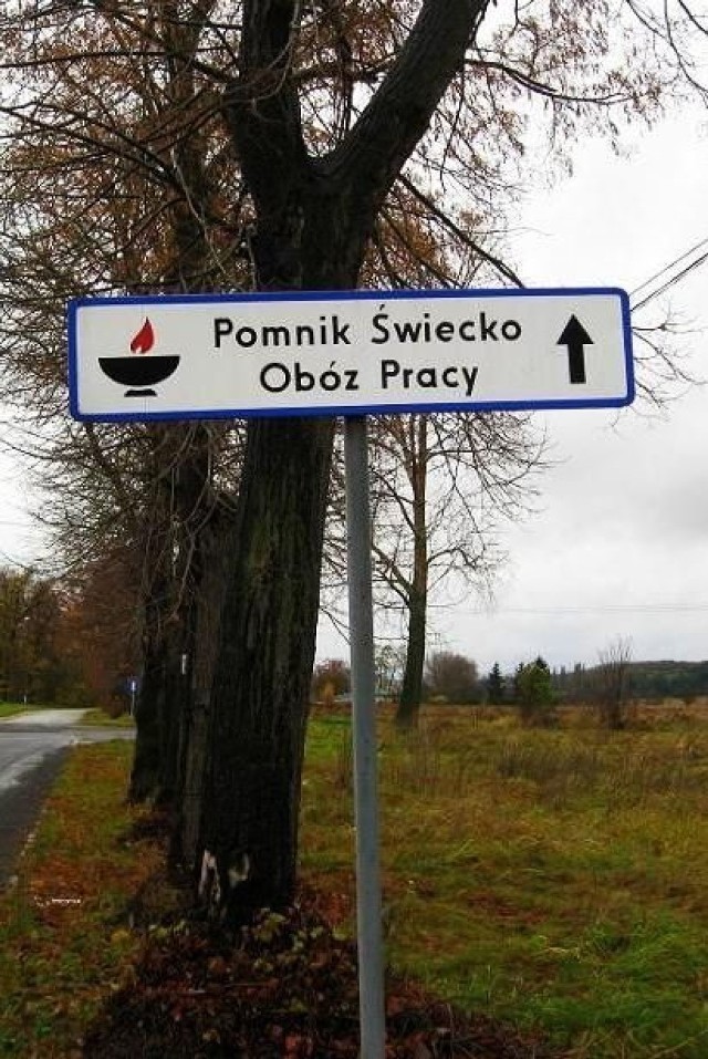 Drogowskaz prowadzący na teren dawnego obozu pracy przymusowej &quot;Oderblick&quot; w Świecku. Ob&oacute;z był prowadzony przez Gestapo w latach 1940-1945. Fot. Roland Semik.