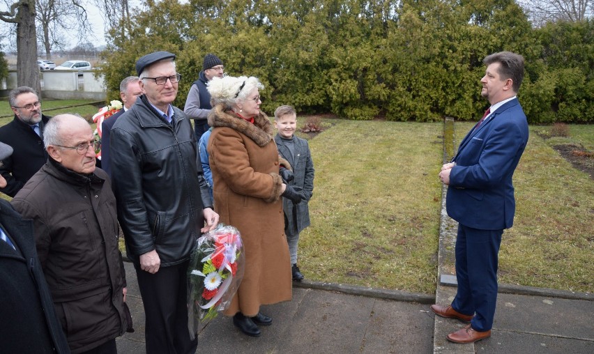 Malbork. W 74 rocznicę zdobycia miasta mieszkańcy złożyli kwiaty pod pomnikiem Armii Czerwonej [ZDJĘCIA]