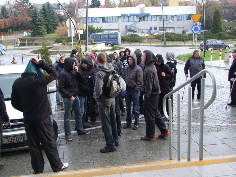 Protest kibiców Szczakowianki Jaworzno przed Urzędem Miejskim [ZDJĘCIA]. Fani apelowali o pomoc