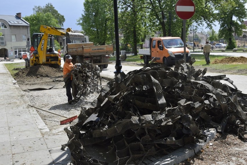 Rozpoczął się remont trawiastego parkingu na skwerze ks....