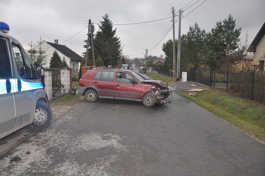 Wypadek pod Radomiem. Pijany kierowca uciekł z miejsca zdarzenia