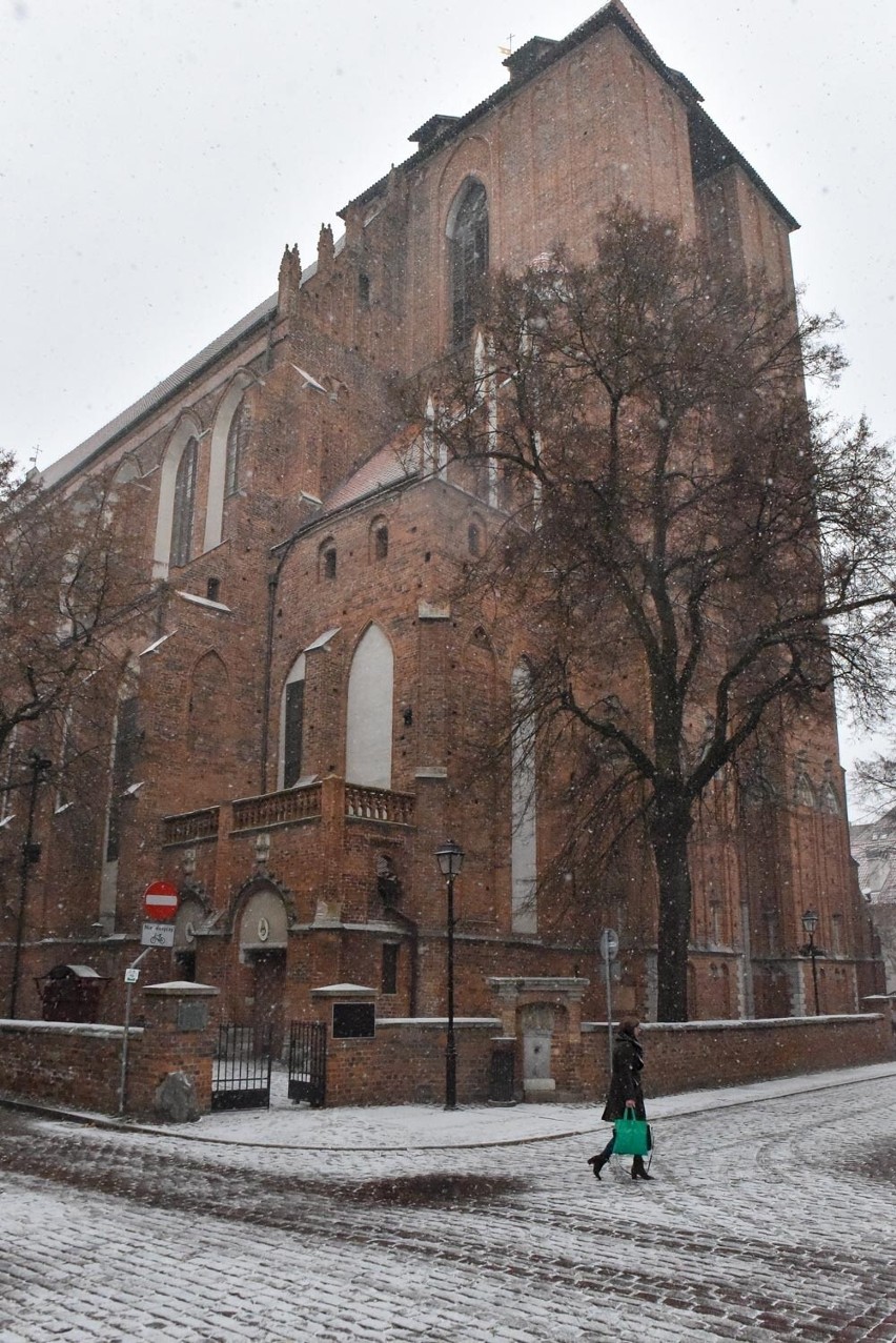 W sobotę (19.11) w Toruniu spadł pierwszy śnieg. Na zewnątrz...