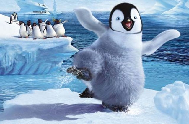 Happy Feet: Tupot małych stóp
Film animowany, Australia/USA

24 grudnia, 17:00, TVN

Pingwinek Mambo urodził się w krainie, która słynie z tego, że zamieszkujące ją pingwiny zostały obdarzone talentem wokalnym. Śpiew zapewnia im poczucie wspólnoty i cementuje związki. Mambo wyraźnie odstaje od reszty, co szczególnie martwi jego rodziców, którzy zdają sobie sprawę, że bez pieśni serca ich syn być może nigdy nie znajdzie pokrewnej duszy. Maluch ma jednak inny cenny dar - potrafi wspaniale stepować. Ta umiejętność pozwoli mu przeżyć wiele niezapomnianych przygód i poznać nowych przyjaciół.