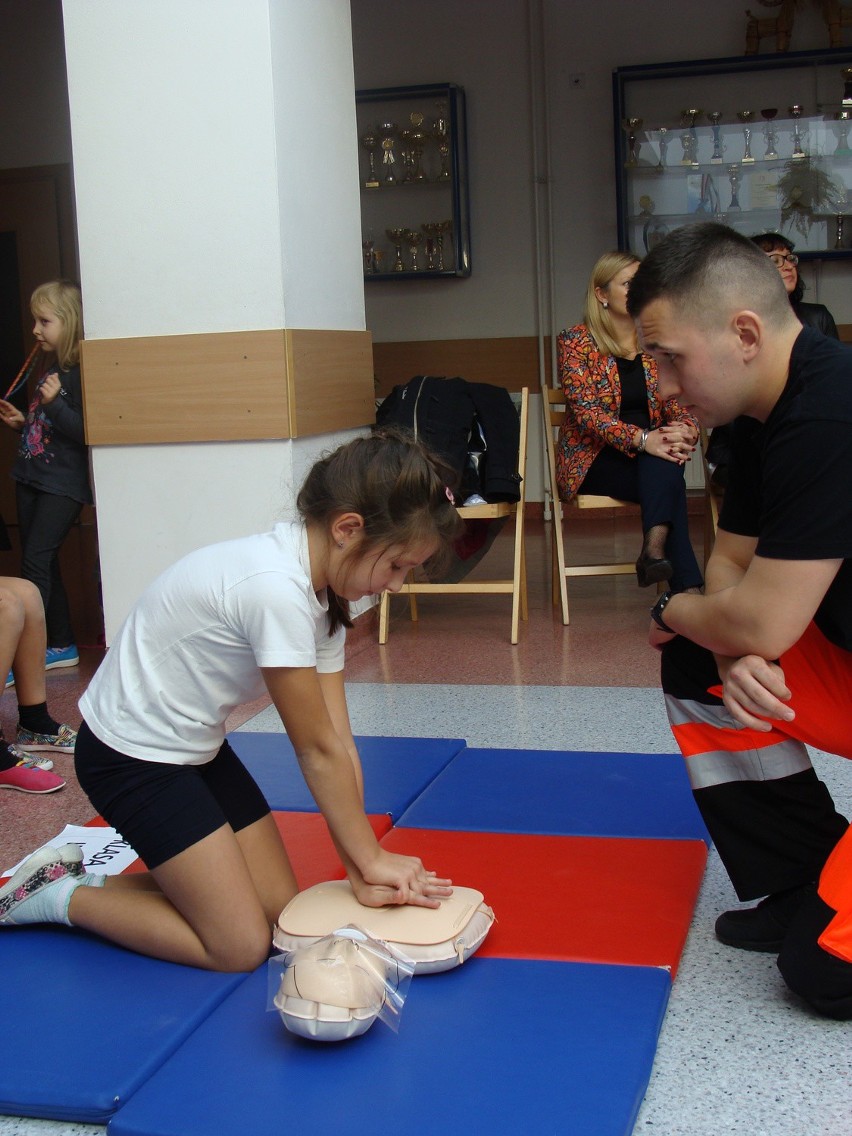 Jak udzielać pierwszej pomocy. Uczniowie SP 21 wzięli udział w biciu rekordu Polski (ZDJĘCIA)