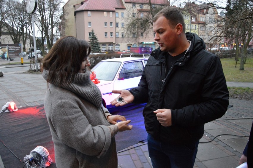 Grupa "Klasyczni Lębork" przekazała fundacji samochód marki Tavria