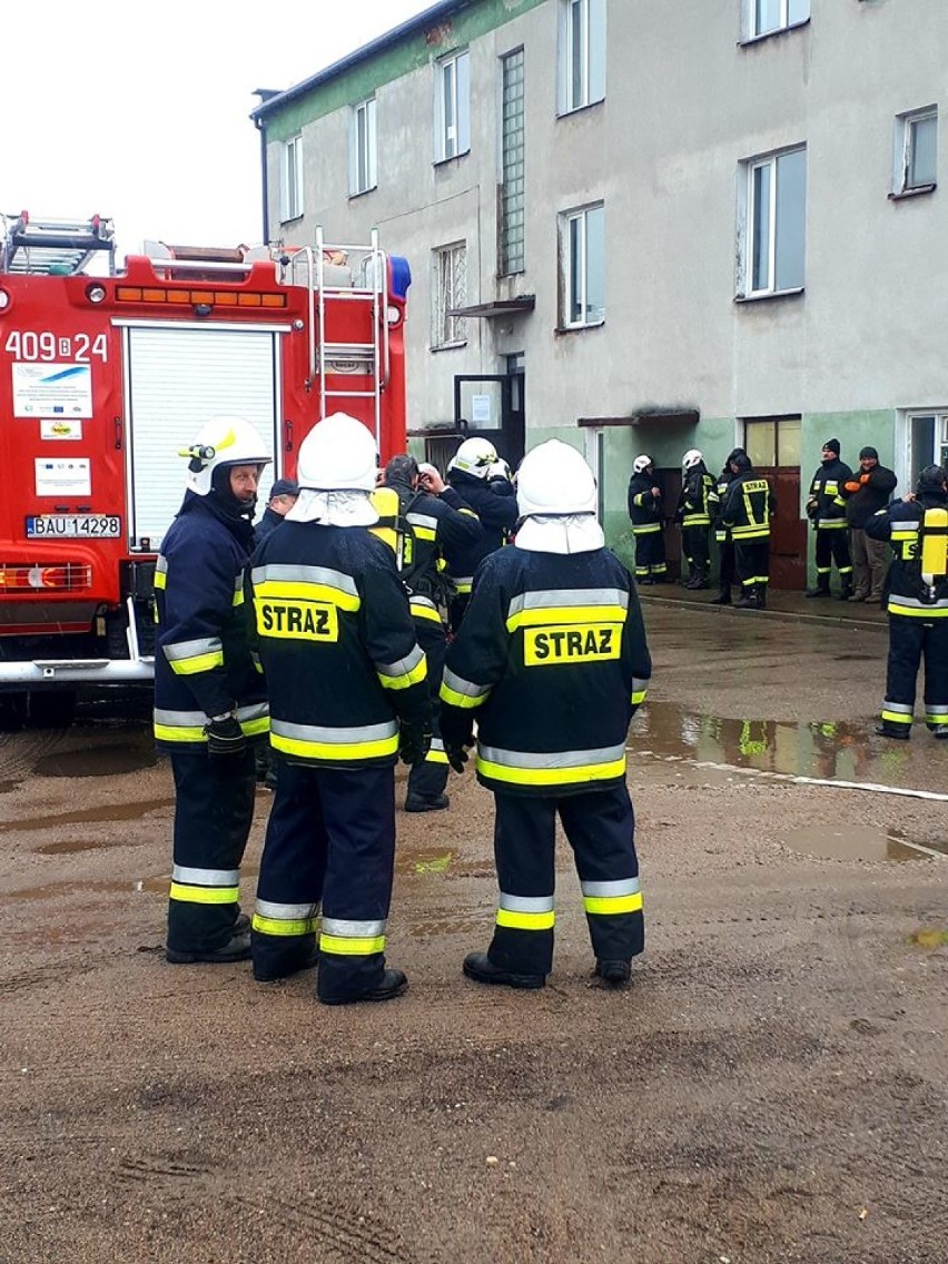 Groźny pożar, wypadek i przewrócone na drogę drzewo