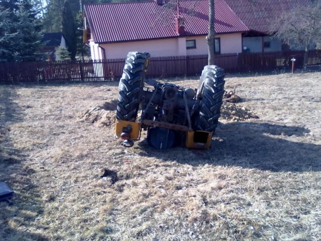 Wypadek w miejscowości Dobra. Pod traktorem zginął mężczyzna [zdjęcia]