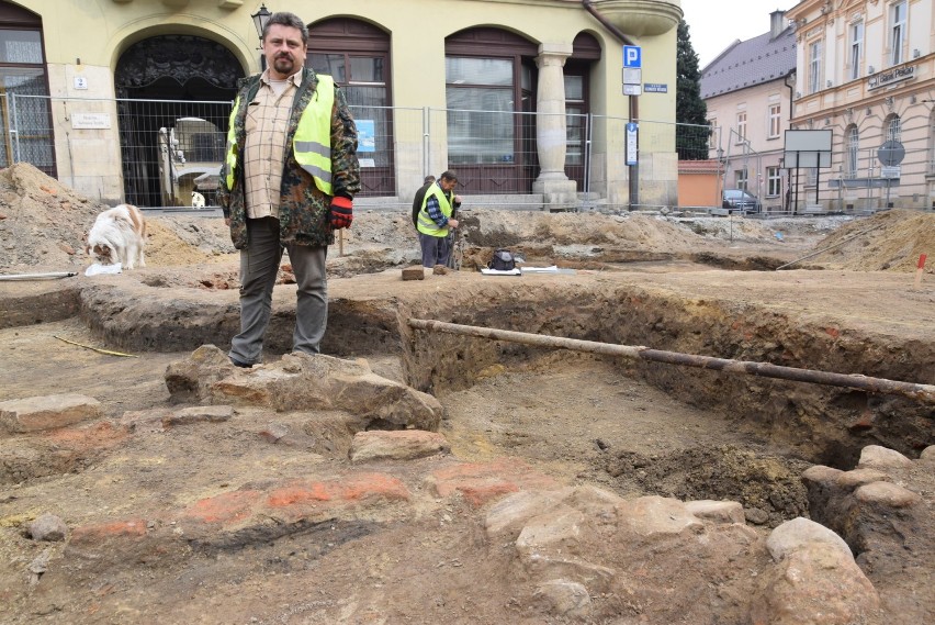 Tarnów. Archeolodzy zdali plac Kazimierza Wielkiego budowlańcom 
