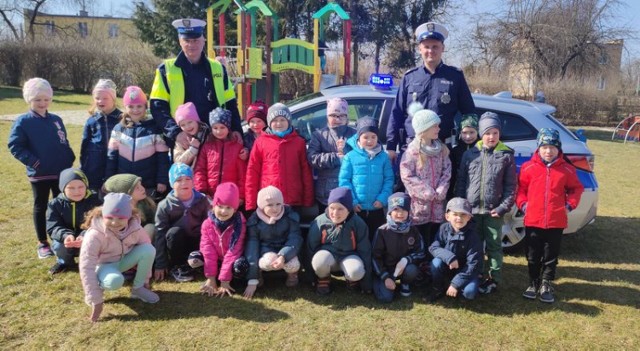 Policjanci z kwidzyńskiej drogówki spotkali się z dziećmi w ramach akcji "Na drodze - Patrz i Słuchaj".
