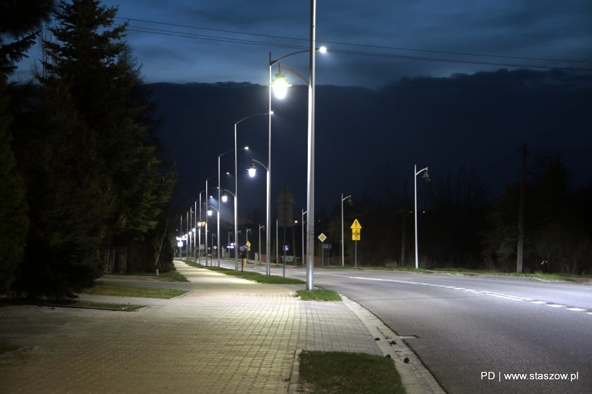 Nowe lampy zaświeciły w staszowskim parku Adama Bienia i na ulicy 11-listopada (ZDJĘCIA)