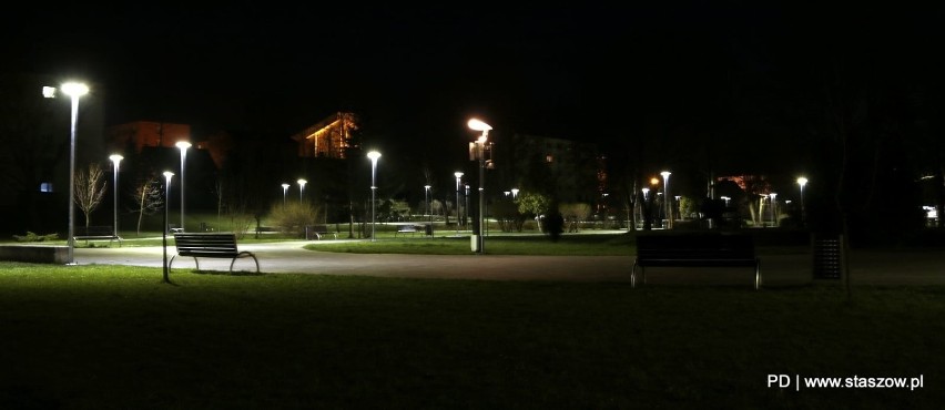 Nowe lampy zaświeciły w staszowskim parku Adama Bienia i na ulicy 11-listopada (ZDJĘCIA)