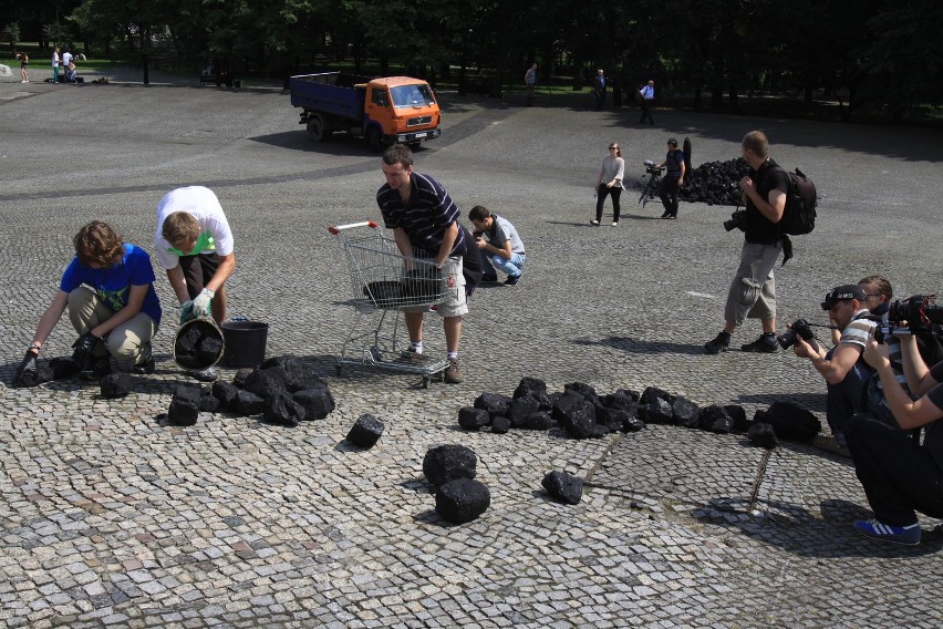Wysypali pięć ton węgla pod Skrzydłami w Katowicach! [ZDJĘCIA]