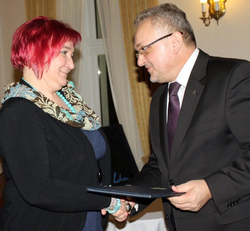 Beata Piegza odbiera nagrodę i gratulację od burmistrza...