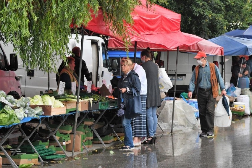 Mimo deszczu mnóstwo ludzi na czwartkowym targowisku w Jędrzejowie. Zobacz co "szło" najlepiej [ZDJĘCIA]