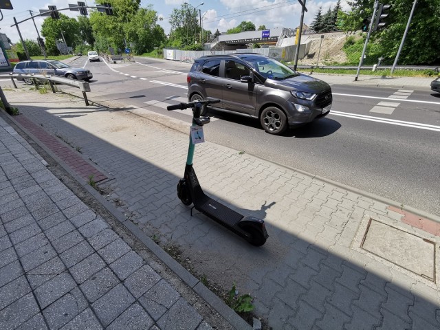 Nieodpowiednio zaparkowane hulajnogi utrudniają życie pieszym w Chrzanowie