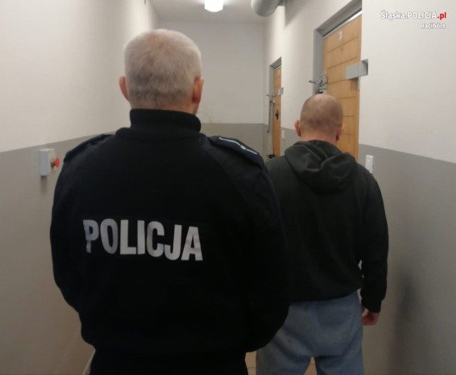 Mężczyźni zostali zatrzymani przez policję. Młodszemu z nich grozi kara do 10 lat pozbawienia wolności