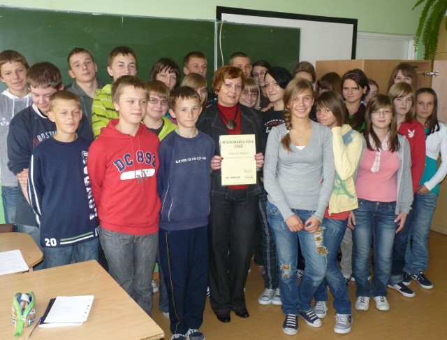 Klasa IIa ze swoją wychowawczynią Bogumiłą Wojtyłą, zwyciężczynią plebiscytu Wychowawca Roku 2010