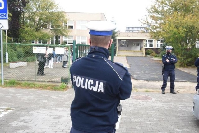 Zielonogórska policja na terenie V LO.