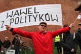 Protesty w rocznicę pogrzebu w Krakowie: "Wawel nie dla polityków" [zdjęcia]