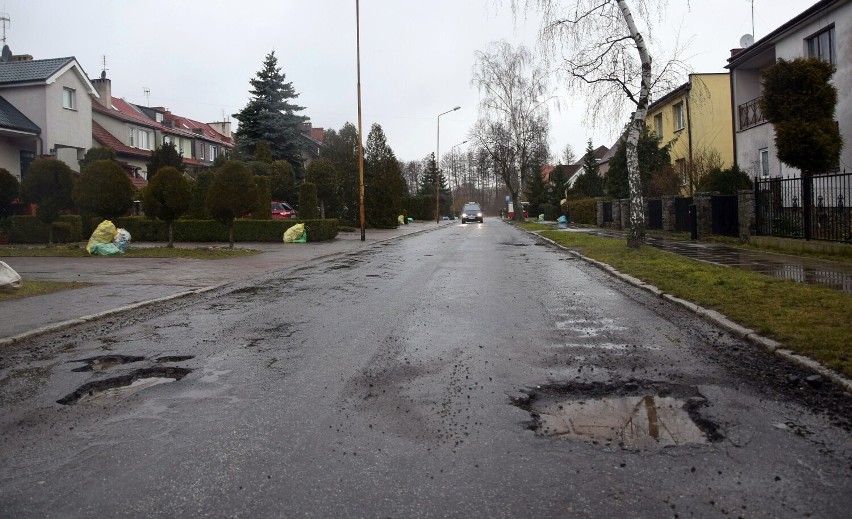 Tak wygląda ulica Brzozowa w Stargardzie. Stan nawierzchni...