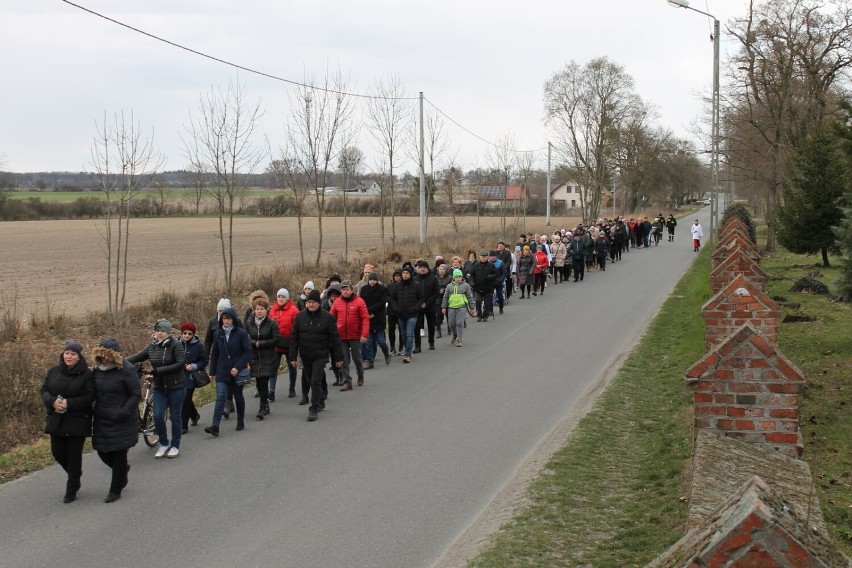 150 osób wzięło udział w drodze krzyżowej zorganizowanej przez parafię w Sowinie