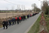 Droga krzyżowa 2022. Gmina Pleszew. Parafia w Sowinie. 150 osób wzięło udział w drodze krzyżowej
