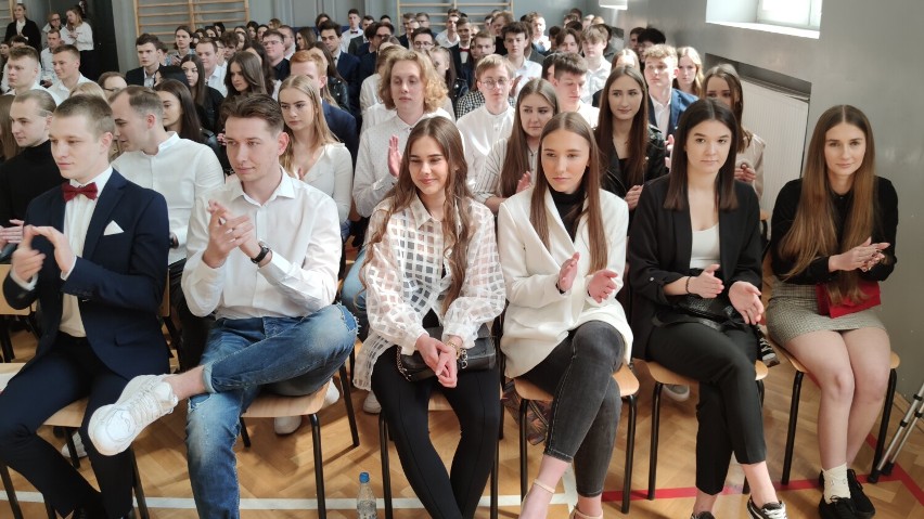 Uczniowie klas maturalnych  z ZSP nr 1 (Tepees) w Piotrkowie...
