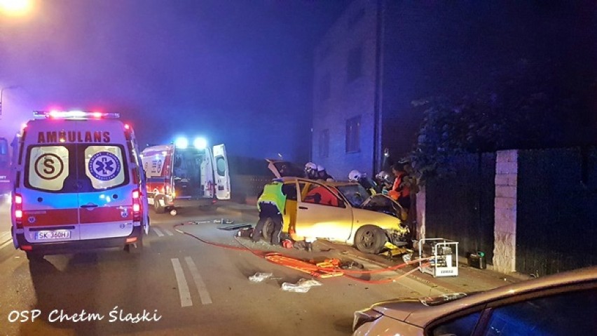 Wypadek w Chełmie Śląskim. 25-latek bez prawka... uderzył seatem w ogrodzenie. Cztery osoby ranne