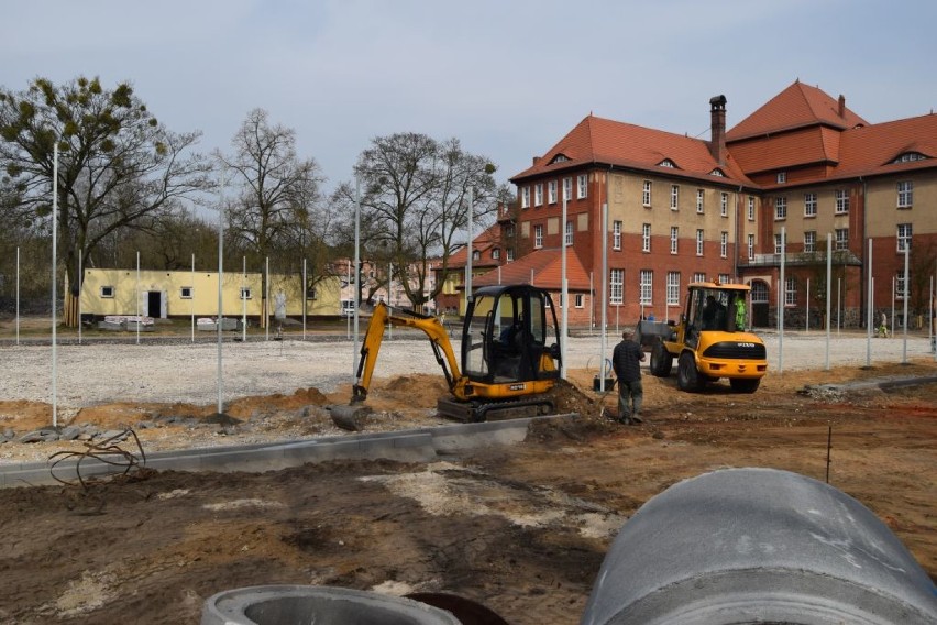 Inwestycje w powiecie. Przy dwóch szkołach: ZS nr 2 w Wągrowcu i ZS w Gołańczy powstają wielofunkcyjne boiska sportowe
