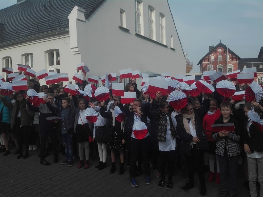 Manifestacja patriotyczna na ulicy Kolejowej w Wągrowcu