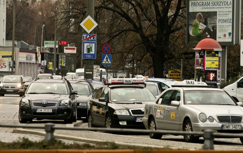 Protest taksówkarzy, Warszawa. Obrzucili ratusz papierem...