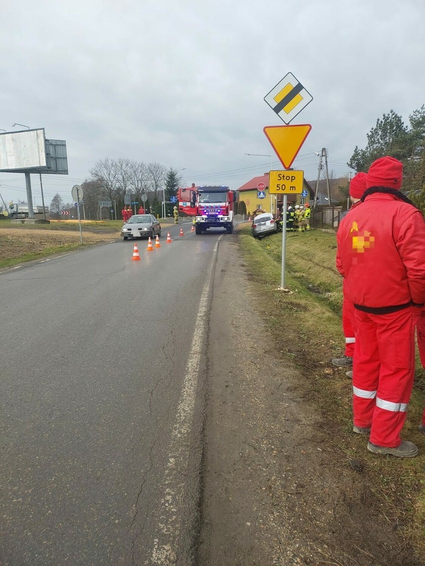 Wypadek pod Krakowem. Kierowca źle się poczuł, samochód wjechał do rowu. Lądował śmigłowiec pogotowia lotniczego
