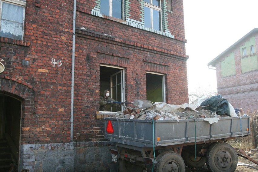 Trwa remont familoków w Niedobczycach. Powstaną tam nowe mieszkania socjalne