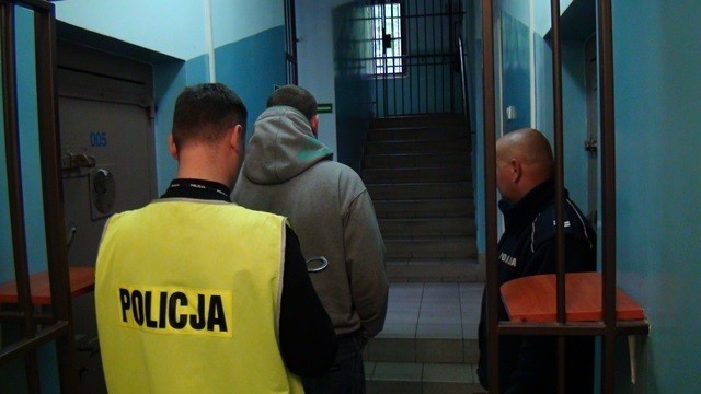 Policja Cieszyn:funkcjonariusze prewencji zatrzymal 25-latka, który kierował autem pod wpływem narkotyków