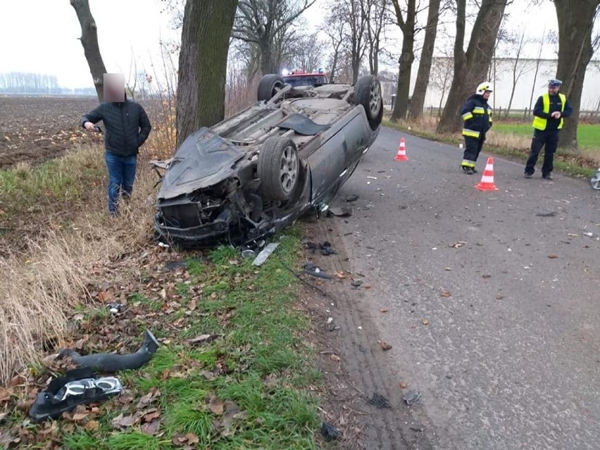 Gmina Lichnowy. Wypadek w Szymankowie [ZDJĘCIA]. Kierowca uderzył w drzewo i dachował