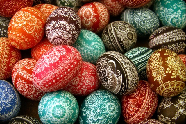 Do farbowania jajek do koszyczka wielkanocnego warto używać produktów spożywczych. Z nimi nie ma obawy, że jajka będą nadawać się do zjedzenia. Kliknij w obrazek i przesuwaj strzałkami, aby zobaczyć produkty do barwienia jajek.